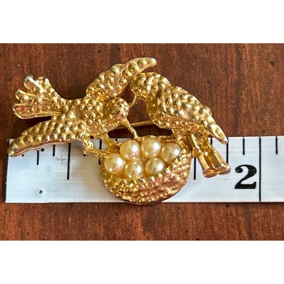 Vintage Gold Tone Bird Brooch/Pin With Faux Pearl Eggs In Nest - Picture 3 of 5
